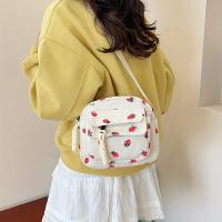 Bolso De Hombro Hermoso Con Patrón De Grama Y Pista De Fresas Bolso Bandolera Casual Para Mujer Maletín De Maquillaje Estudiante Con Múltiples Bolsillos - details 2