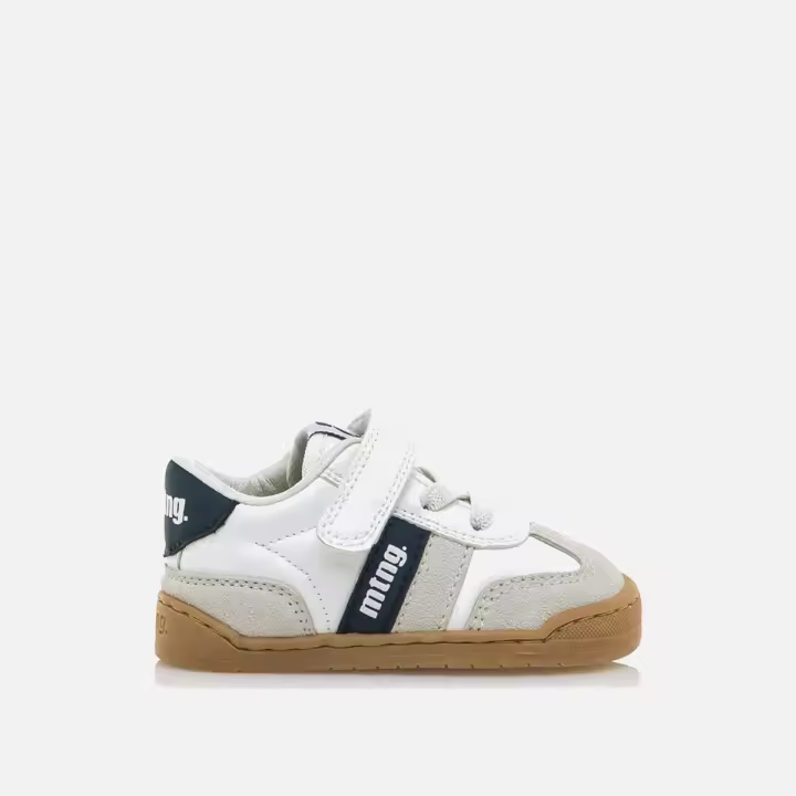 Zapatillas Blancas FREE BABY de Mustang – comodidad y estilo para los más pequeños. Su puntera ancha permite mayor libertad de movimiento, mientras que el diseño Zero Drop favorece una pisada natural. Cierre de tira adherente y cordones. - 1