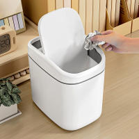 Small Mini Papelera De Escritorio Plástica Con Cubierta De Agitar Para El Hogar Y La Oficina Bins De Basura Doméstica Y Limpieza - details 3