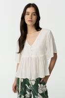 Camisa Willow de Tifossi. Camiseta blanca con hilos plateados, la zona del pecho es con forma de nido de abeja, se adapta perfectamente. Las mangas son anchas, aportando mayor comodidad - details 0