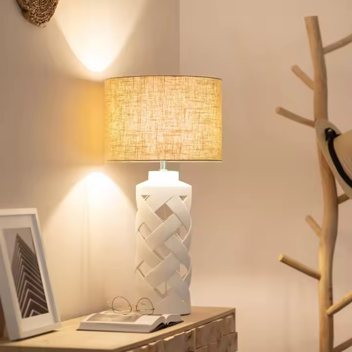 LEDKIA LIGHTING - Lámpara de Mesa Makalu | Diseño Elegante y Moderno | Soporte E27 hasta 40W | Ideal para Salón, Dormitorio, Comedor | Dimensiones: 700x350mm, Blanco, Cerámica, Tela - 1