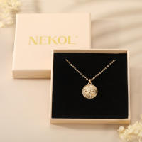 Encanto Collar con colgante geométrico de moda para mujer, con letras doradas y mariposa. - details 11