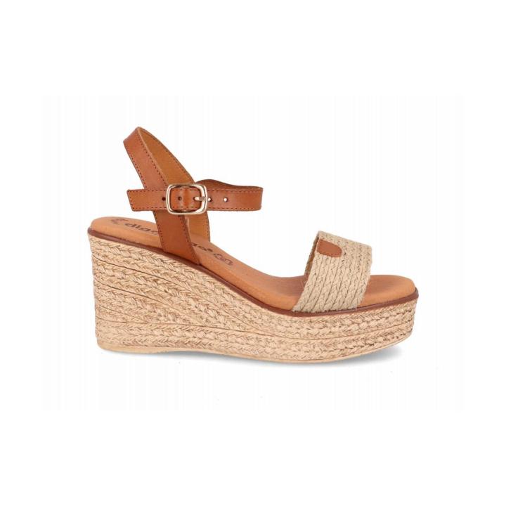 Sandalia de Cuña  5890 con Pala de Rafia y Piel - Esencia Mediterránea Eleva tus looks estivales con estas exclusivas sandalias de cuña de la reconocida marca&nbsp;Digo Digo. Un diseño que fusiona la calidez de la piel con la textura artesanal de la rafia, ide