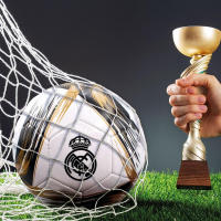 Real Madrid Balón con Escudo Blanco y Negro, Balón de Fútbol Grande Talla 5, Balón Nº59 Real Madrid Producto Oficial, Regalo Cumpleaños, Navidad, Reyes, Se envía 1 Balón de Real Madrid (Desinflado) - details 0