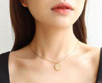 Encanto Collar con colgante de flor de cuatro hojas estilo INS europeo y americano, diseño ovalado de concha blanca, cadena de clavícula chapada en oro de 18 quilates y acero de titanio. - details 0