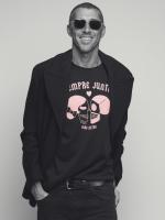 Camiseta siempre juntos negra y rosa de Aire Retro. Camiseta de algodón y corte recto, con la icónica imagen de la marca de las dos calaveras - details 4