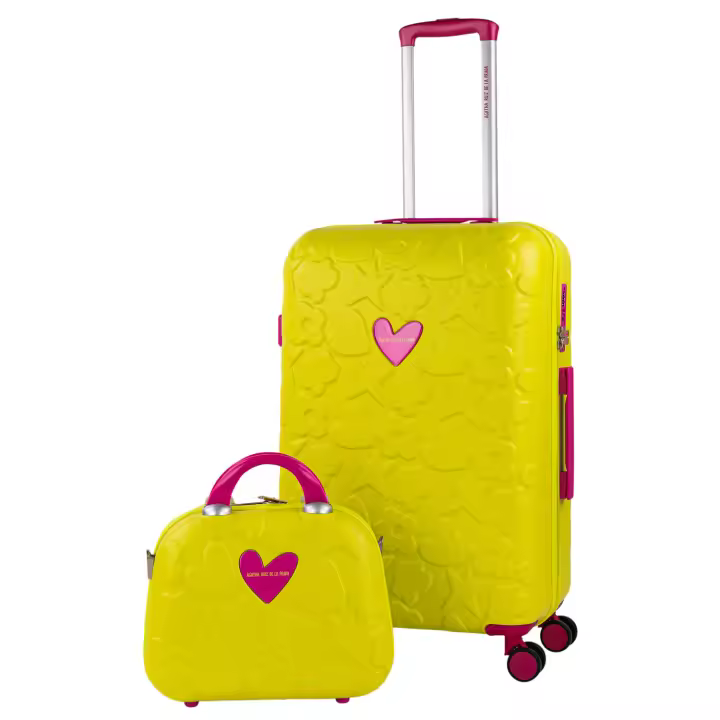 Maleta Mediana con Neceser a juego Agatha Ruiz de la Prada – Verde Pistacho con Relieve Troquelado, RPO Ultraligero, Ruedas 360° y Candado TSA - Colección Iconic - 1