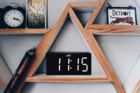 Radio Reloj Despertador Digital Portátil, Radio FM, Pantalla LED Blanca Jumbo, Brillo 5 niveles, Alarma doble con Repetición, Batería de Respaldo, Negro - details 2