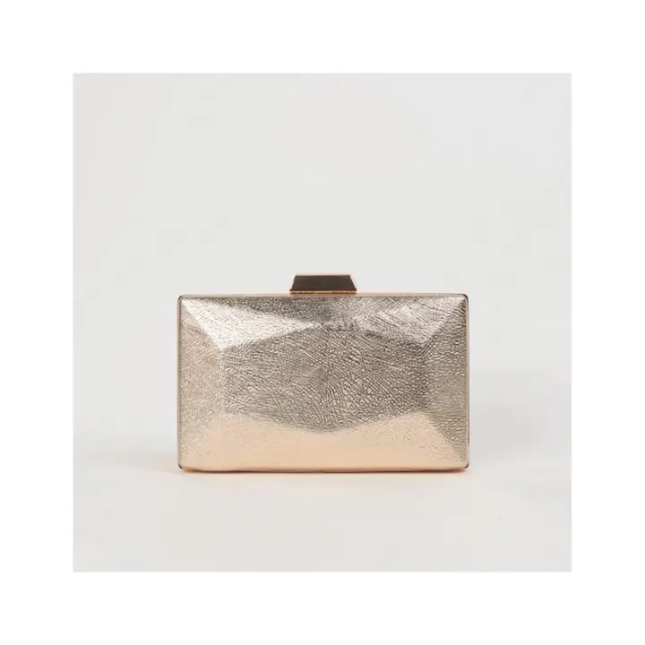 Bolso de mano clutch bodas eventos en polipiel con textura y color metalizado - 1
