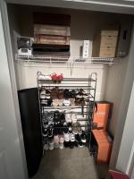 Cosgomarket - Organizador para 50 pares de zapatos mantiene los zapatos organizados Hecho de metal con un acabado cromado 10 niveles para organizar tus zapatos, Diseño con ruedas de bloqueo hace que sea portátil y movible, ideal para habitación o armario - details 2