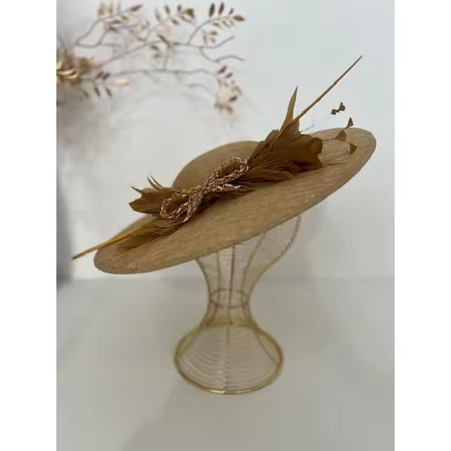 Tocado dorado con decoración de plumas, broche y palo raqui beige oscuro - 1