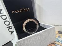 PANDORA Signature Anillo en 2 tonos con logotipo y enpasa pavé, Viene con Caja original. - details 0