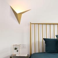 Lámpara de pared interior LED de 3 W, lámpara de pared Dorada Creative triangular, Luz de pared de metal Moderna Blanca Cálida de 3000 K para dormitorio, Sala de estar, Escaleras, lámpara de pasillo - details 0