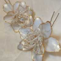 DUO DE HORQUILLAS DE FLORES BLANCAS CON REFLEJOS DORADOS - details 0