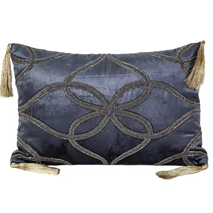 Cojin terciopelo azul noche con pedreria y borlones 55% viscosa, 45% algodón Azul noche 45x30x10cm. El mejor complemento para tu hogar. - 1