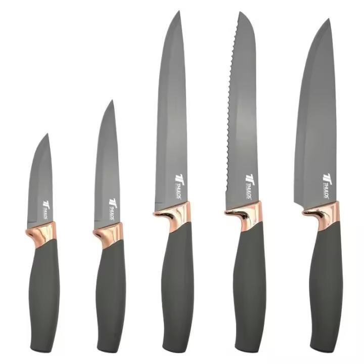 Conjunto de 5 Cuchillos con Hoja de Acero Inoxidable Antiadherente Este conjunto de 5 cuchillos ofrece hojas de acero inoxidable antiadherente para un corte preciso y sin esfuerzo en tu cocina. - 1