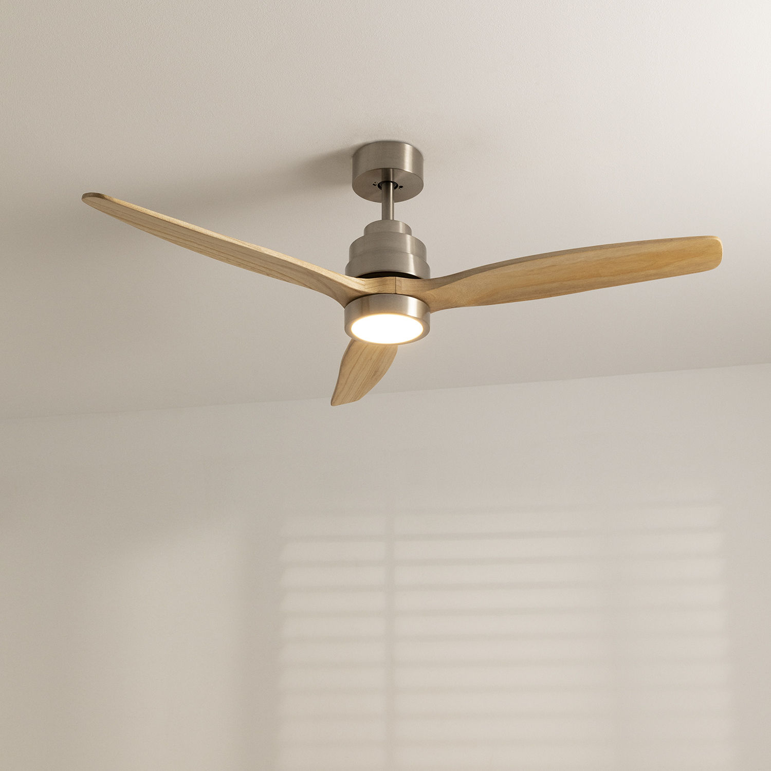 CREATE - Ventilador de techo 40W silencioso Ø132 cm, 6 velocidades, Función Invierno/Verano - Motor Níquel - WIND STYLANCE
