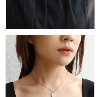 Encanto Collar con colgante de flor de cuatro hojas estilo INS europeo y americano, diseño ovalado de concha blanca, cadena de clavícula chapada en oro de 18 quilates y acero de titanio. - details 4
