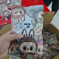 Muñeca Labubu Primera Generación Colgante Creativo Bolsa De Manzana Decoración Juguete De Peluche Misterioso Caja Regalo De Cumpleaños Para Parejas - details 2