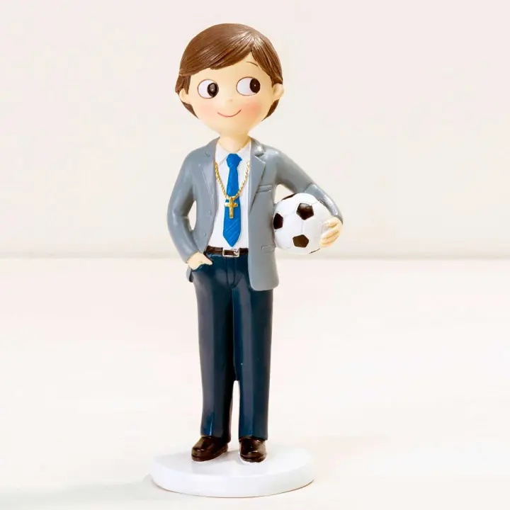 Figura tarta para primera Comunión niño con balón de fútbol. Un detalle imprescindible en la celebración de una Primera Comunión de todos aquellos niños a los que les encanta el fútbol. - 1