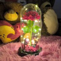 LILI HOME Rosas con cúpula de cristal y base de madera con luces, Ø11 x 21 cm incluye luces con dos opciones: luz cálida fija para un ambiente íntimo o multicolor para un efecto festivo. Cada unidad viene cuidadosamente empaquetada en una caja de regalo - details 3