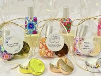 bálsamo de labios aroma vainilla y atomizador de cristal en bolsa de regalo con lazo y pegatina personalizada de boda regalos originales para invitados de boda personalizados detalles para invitadas de boda - details 2