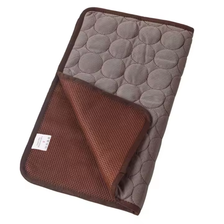 Alfombra De Enfriamiento Para Mascotas Tamaño Pequeño Para Perros Y Gatos Sillón De Hielo De Seda Húmeda Alfombra De Verano Para Animales Pequeños 5 Tamaños Disponibles - 1