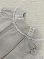 Pelele unisex Babidu en color beige con cuello redondo y puntilla en blanco - Ideal para ocasiones especiales y uso diario - Talla 3-18 meses - details 2