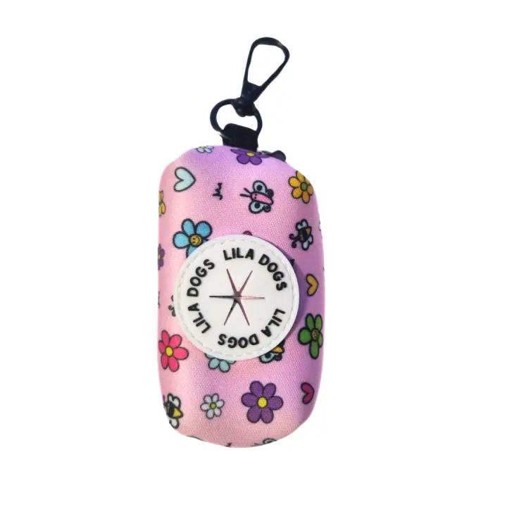 Porta bolsas para bolsas de excrementos de mascota. Con apertura de goma para sacar las bolsas una a una y cremallera trasera para introducir el recambio. Incluye un recambio de bolsas de regalo. Marca Lila Dogs - 1