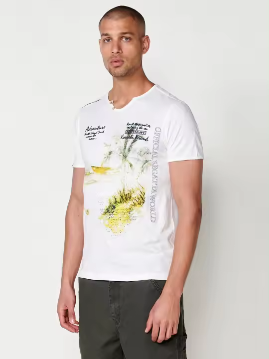 Koroshi Camiseta de Manga Corta de Algodón con Cuello Redondo y Abertura, Estampado Frontal en Color Crudo para Hombre – 100% Algodón - 1