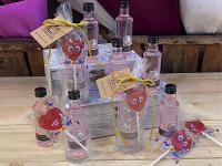 Lote de 10 miniaturas de Puerto de Indias Fresa con piruleta en chupitos de cristal - Regalos originales para invitados de boda, comuniones, bautizos y aniversarios - details 3