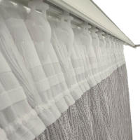 Cortina Lisboa Gris transforma tu salón, dormitorio o cocina con esta cortina translúcida de ollados. Fabricada con materiales reciclados, incluye cinta pasabarras para un ajuste perfecto. ¡Disfruta de la calidad y la belleza! Fabricado en España - details 2