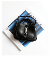 Bolso De Hombro Para Mujer UBELLIN 2023 De Cuero Verídico Diseño Vintage Retro Con Hebilla De Caballo Pequeño Bolsos De Atrás De Lujo - details 16