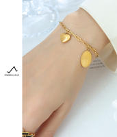 Encanto Pulsera con colgante de corazón y letra M de acero de titanio bañada en oro de 18 quilates | Pulsera retro de acero inoxidable personalizada | Accesorios de moda para mujer | Ideal para regalos de fiesta o boda - details 7