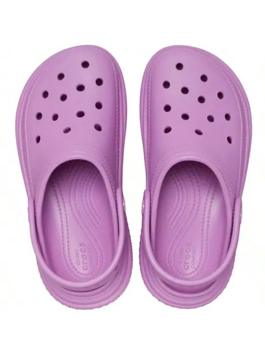 Stomp Clog U de Crocs, comodidad y estilo en cada paso. Diseño ergonómico, ideal para el día a día y actividades al aire libre. - 1