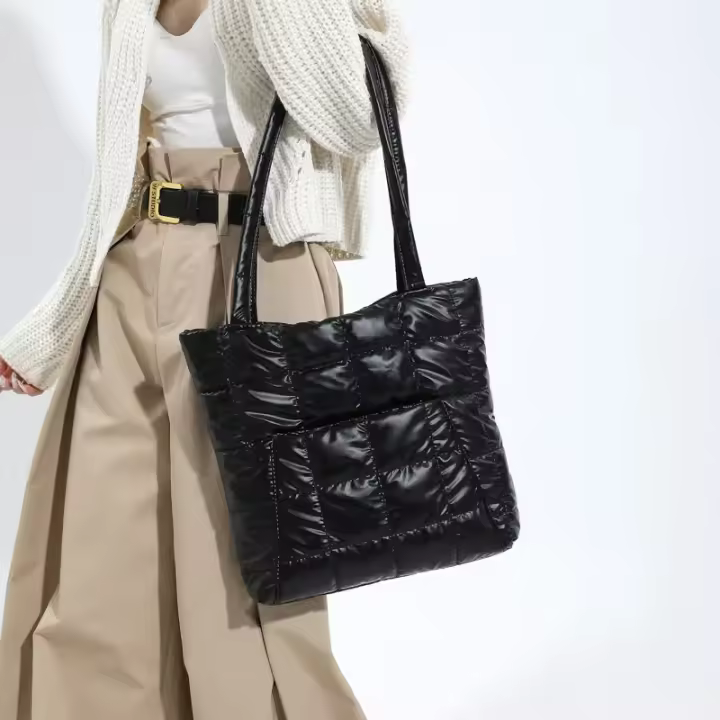 Bolso De Hombro Para Mujer De Invierno De Alta Calidad Tamaño Grande Con Plumas Abrazadera De Moda Bolsa De Brazo Desechable Satchel De Poliéster Con Cierre De Cremallera - 1