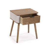 VERSA - Mesita de noche en madera color natural y extremos en color blanco ondulados , con un cajón y unas medidas de 43x33x51 cm   das de - details 2