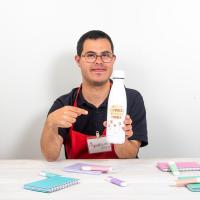 YOSIQUESE Botella solidaria especial | Modelo: 'Flores, amores y colores' | Productos y regalos solidarios hechos por personas con discapacidad - details 1