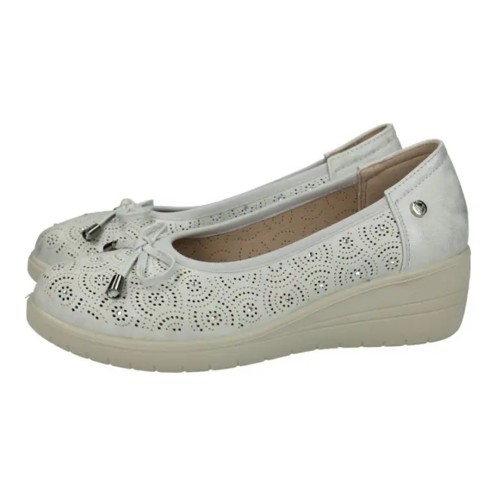MYSOFT MOD. 24M220 Zapato tipo manoletina con cuña para mujer, fabricada en material imitación piel con picado y color platino, lazo en parte delantera, plantilla extraíble, cómoda y ligera. - 1