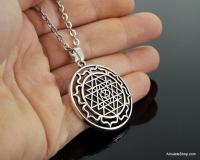 Amuletsshop - Colgante de Meditación con Cadena, Collar Sri Yantra, Herramienta Tántrica de Concentración, Amuleto Navayoni Chakra, Rueda de los 9 Triángulos - details 2
