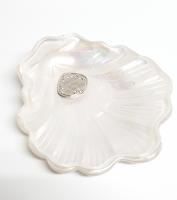 Concha de Bautizo personalizada. Una elegante concha Bautismal con una placa metálica grabada con el nombre y la fecha del Bautizo. Perfecto para regalar en un día tan importante y tener como recuerdo para toda la vida. Presentada en una caja de cartón. - details 1