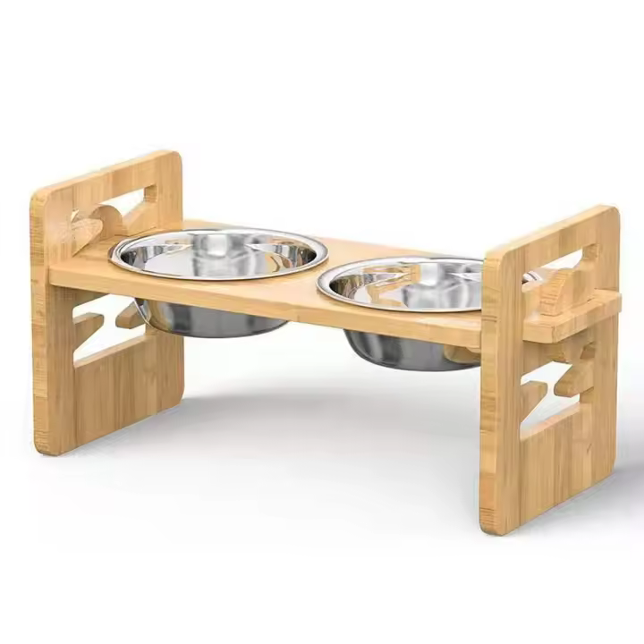 Vantic Cuenco elevado para perros con soporte, barra para perros de altura ajustable, comedero para perros pequeños y gatos, barra de alimentación duradera, estación de alimentación de bambú con 2 cuencos de acero inoxidable y pies antideslizantes - 1