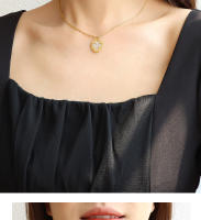 Encanto Collar con colgante de flor de cuatro hojas estilo INS europeo y americano, diseño ovalado de concha blanca, cadena de clavícula chapada en oro de 18 quilates y acero de titanio. - details 2