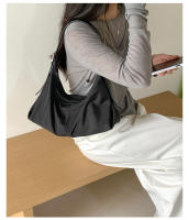 Nueva Bolsa De Hombro Para Mujer En Color Sólido Sencillo Con Cierre De Cremallera En Nylon Para Comunicación Armpit Bag - details 4
