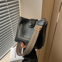 Bolso De Hombro Estilo Bucket Moda Con Correa Ancha Y Ligera Lujo Para Mujer Bolsa De PU Con Lining De Poliéster Forma De Olla Cierre De Cremallera - details 15
