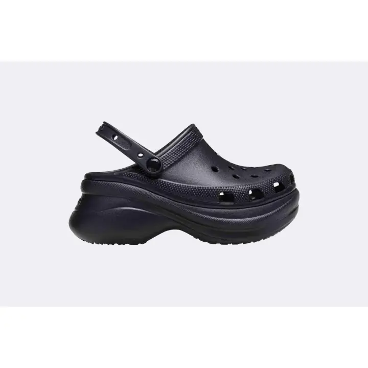 Crocs Classic Bae Clog en color negro para Mujer - 1
