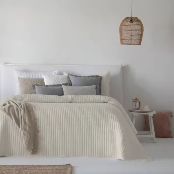 Colcha Boutí Azara Beige Liso de Fundeco: Acolchado Fino, Tacto Soft Touch y Diseño Elegante para Camas de 90, 135, 150 y 180 cm en Varios Colores - 1