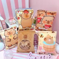 Muñeco De Peluche Kawaii Capybara Con Bolsa De Alimentos Cojín De Tela Suave Para Niños Y Adultos Regalo De Nacimiento Creativo Con 2 Cubos De Capybara - details 5