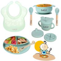 Vajilla de Silicona para Bebé CALU, Set de Alimentación Completo Con Platos con Ventosa, Vasos 3 Usos, Cubiertos de Bambú y Silicona, Cuchara de Inicio, Babero Impermeable, Taza para Meriendas, Juego de Comida para Niños a Partir de 4 Meses sin BPA, Cian - details 0