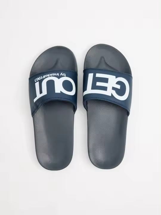 Chancla de pala abierta con texto grabado en contraste, ideal para estilo y comodidad INSIDE - 1